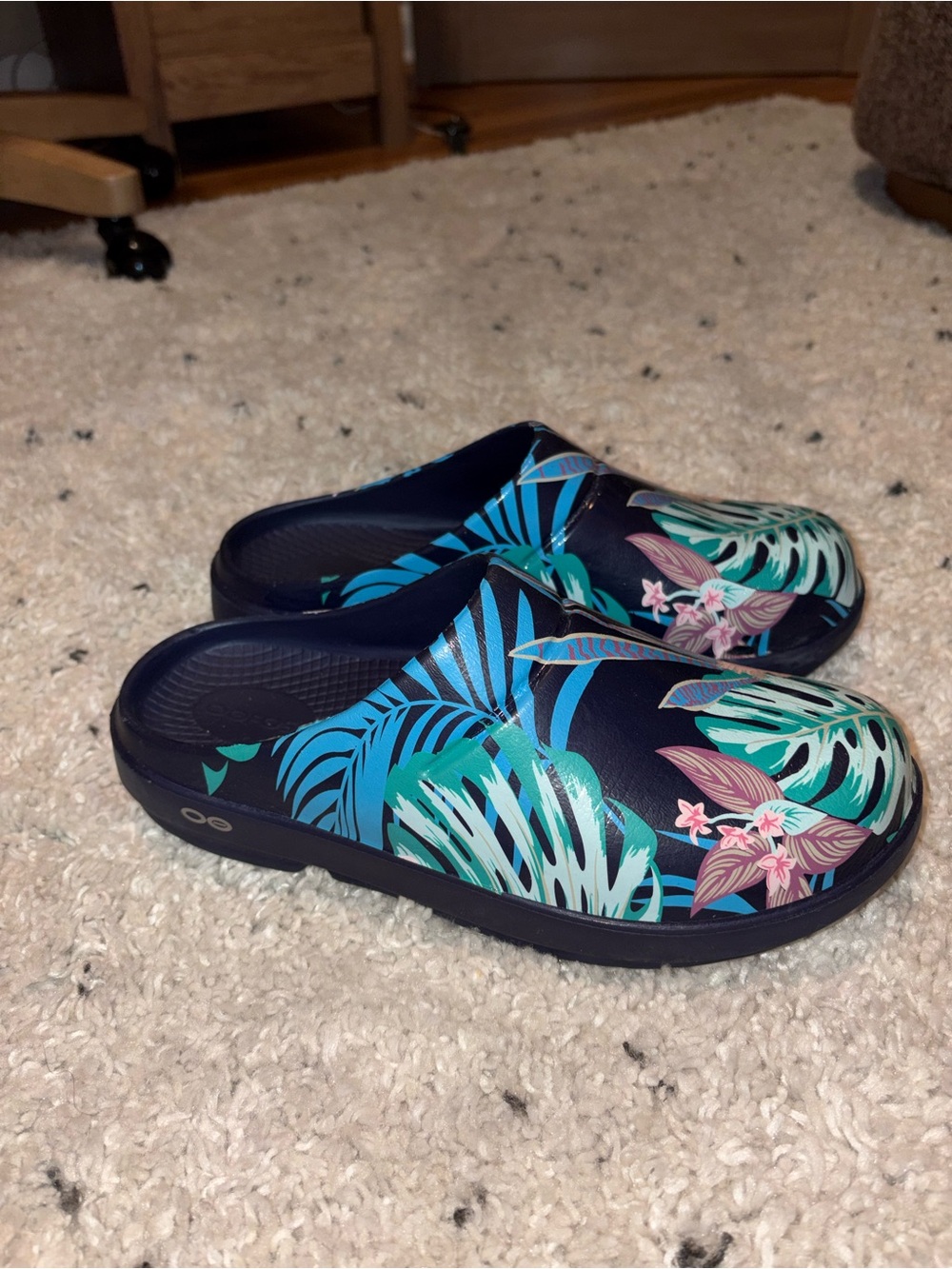OOFOS Navy Tropical Print Clogs size 8